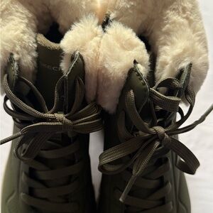 Skechers Women's Green Winter Boots with Plush Lining